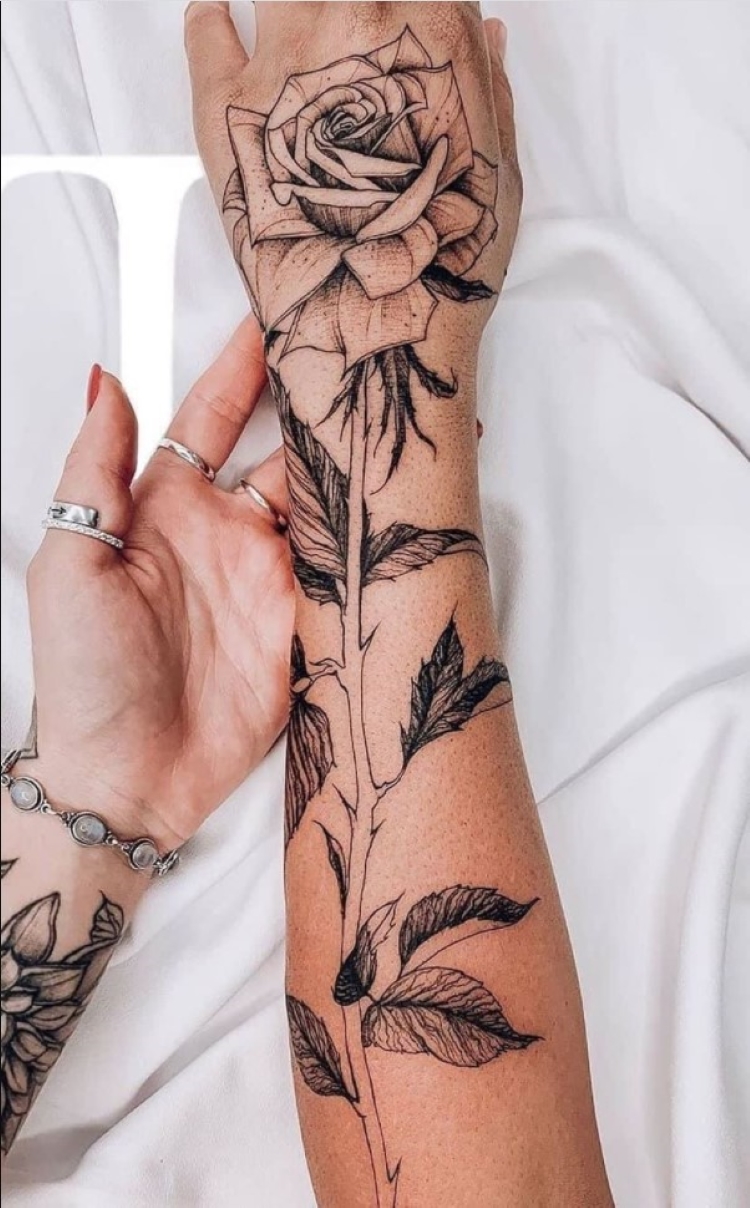 melhores estilos de tatuagem de rosa no braço feminino