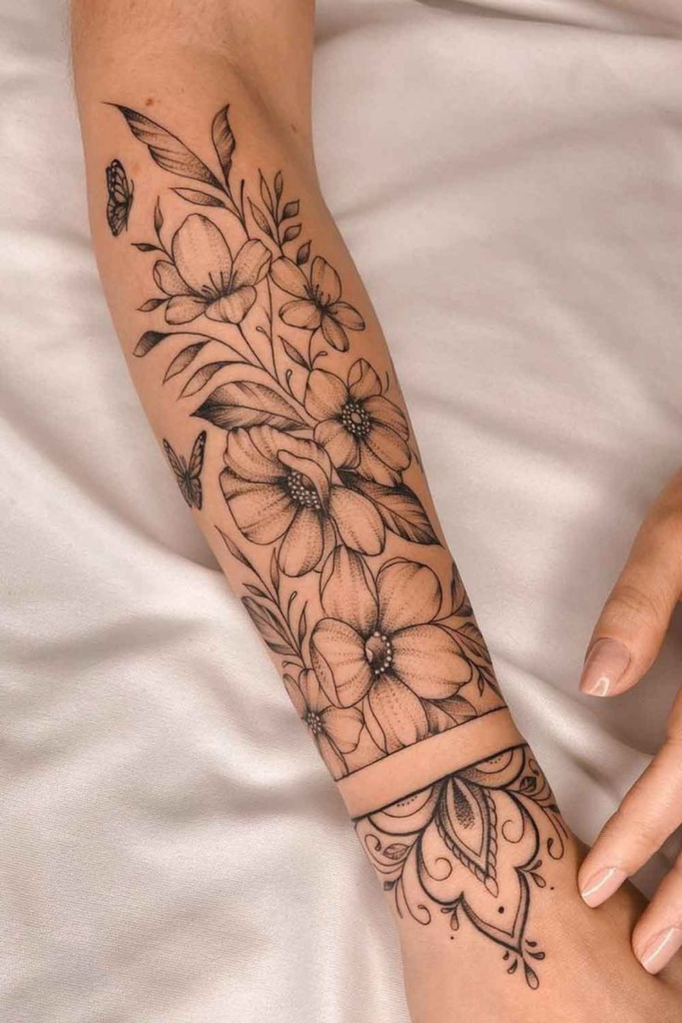 tatuagem de rosa no braço vs tatuagem de flor no braço