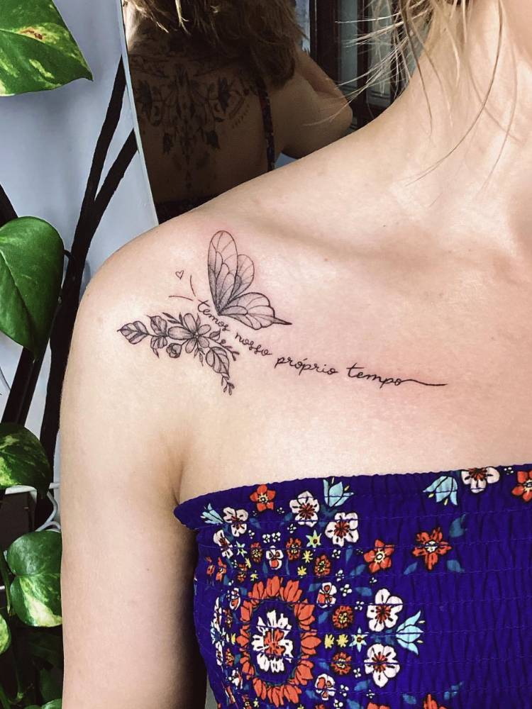 tatuagem feminina no ombro delicada