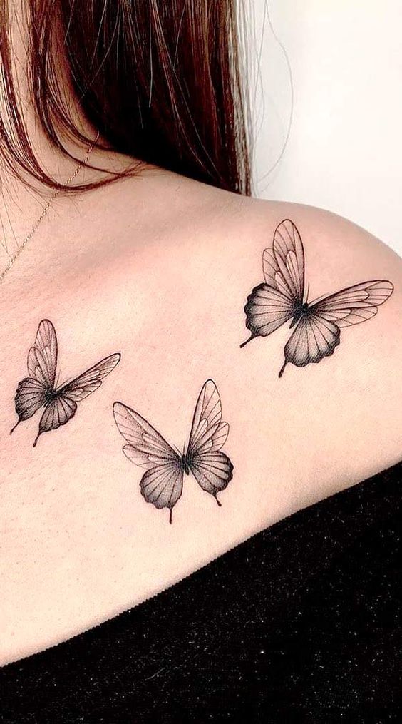 tatuagem de flor de lótus delicada no ombro