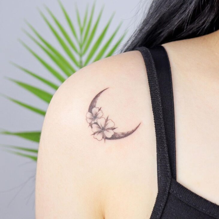 tatuagem feminina no ombro delicada