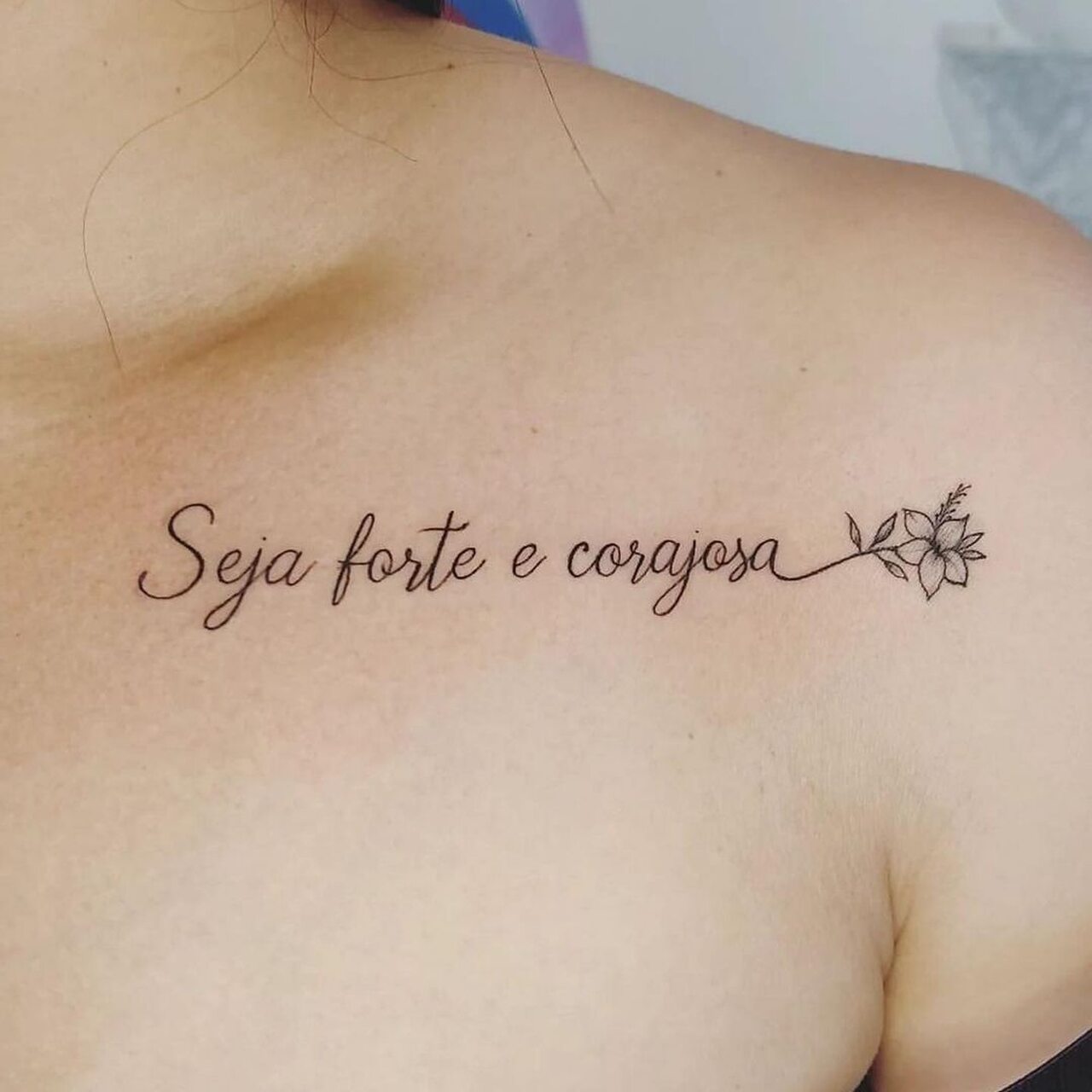 tatuagem fineline vs aquarela no ombro feminino: qual escolher