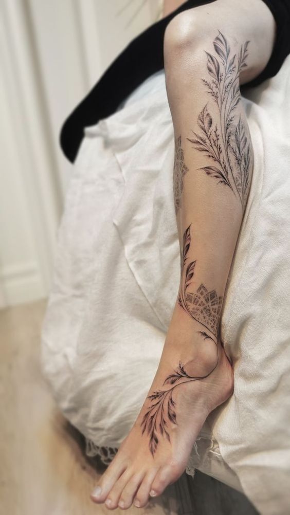 tatuagem feminina na lateral da perna com flores