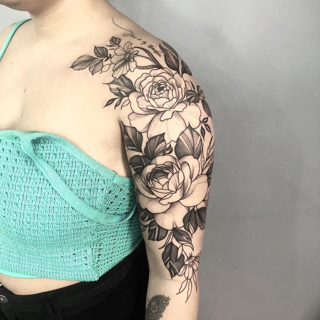 tatuagem feminina sombreada no braço