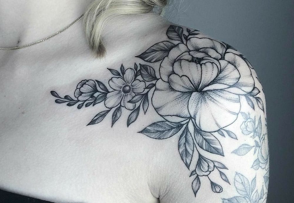 tatuagem feminina sombreada no braço