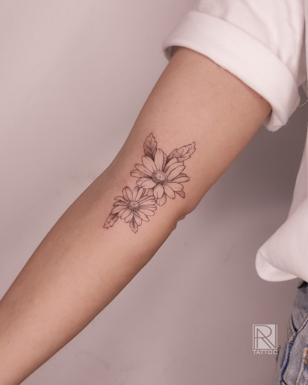 tatuagem flor fineline ou aquarela
