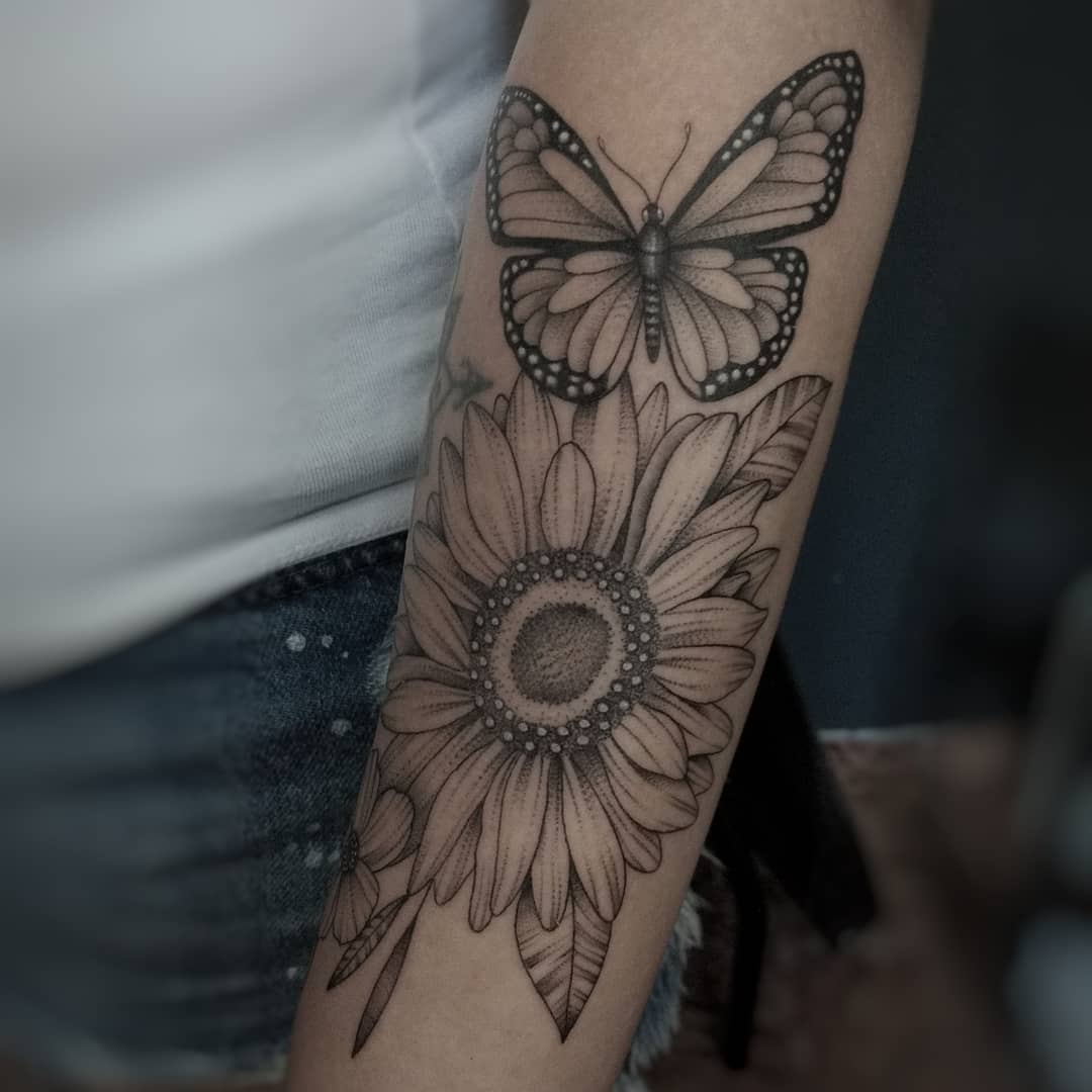 tatuagem girassol com borboleta no braço significado