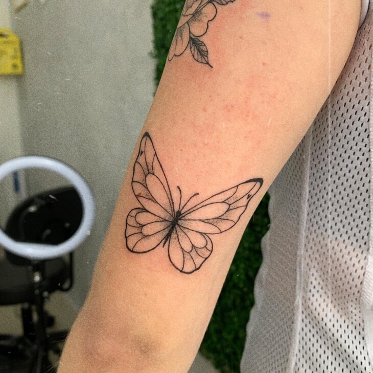 ideias tatuagem girassol borboleta braço feminina