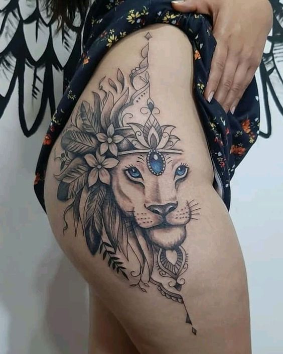 tatuagem leão com flores para homens