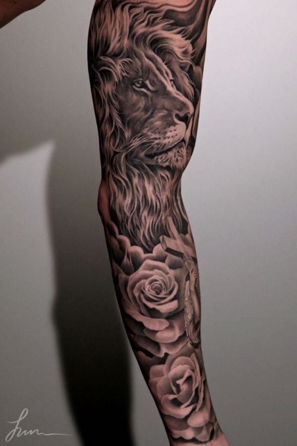 leão com flores delicadas tattoo
