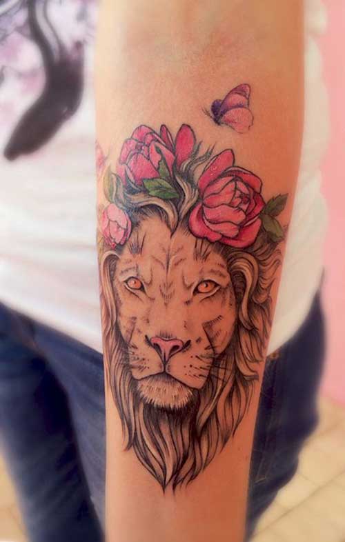 tatuagem leão tribal com flores