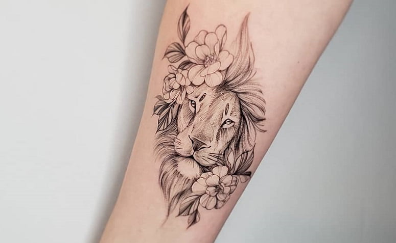 leão com flores delicadas tattoo