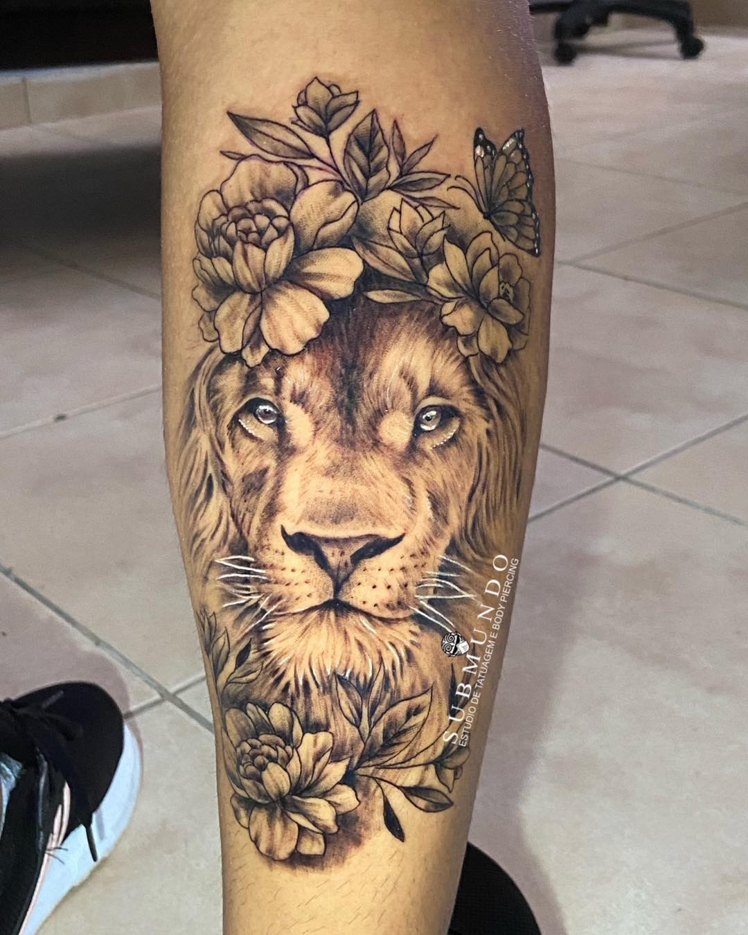 leão com flores realistas