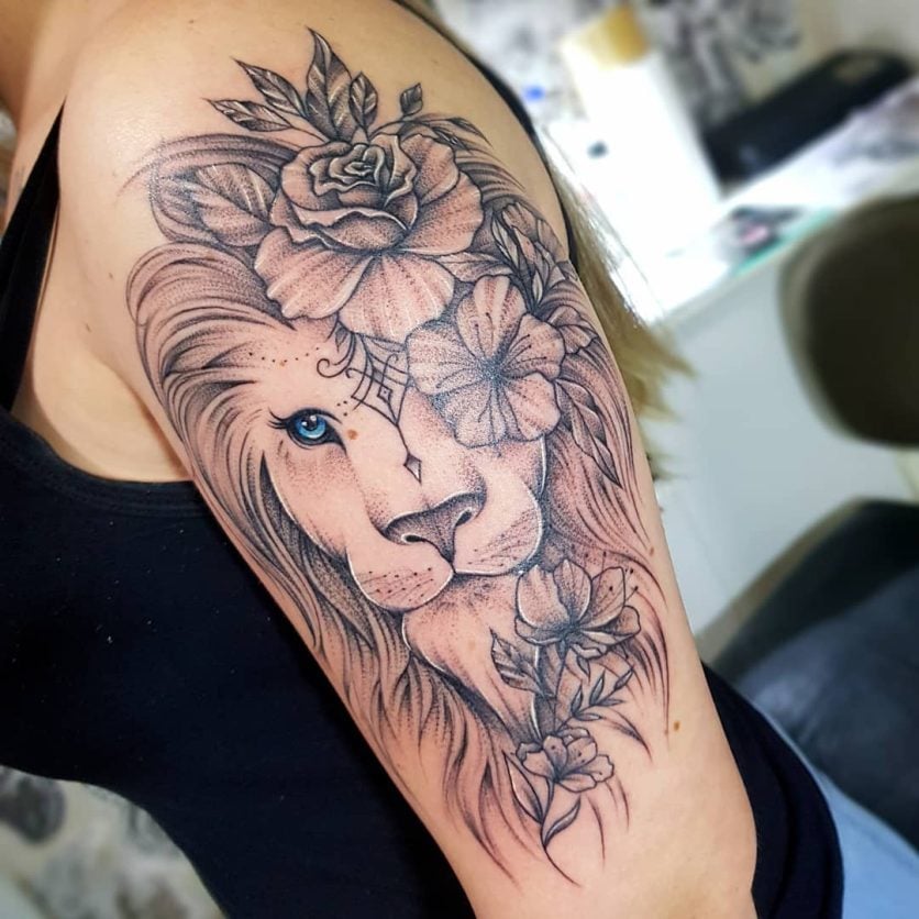 tatuagem leão tribal com flores