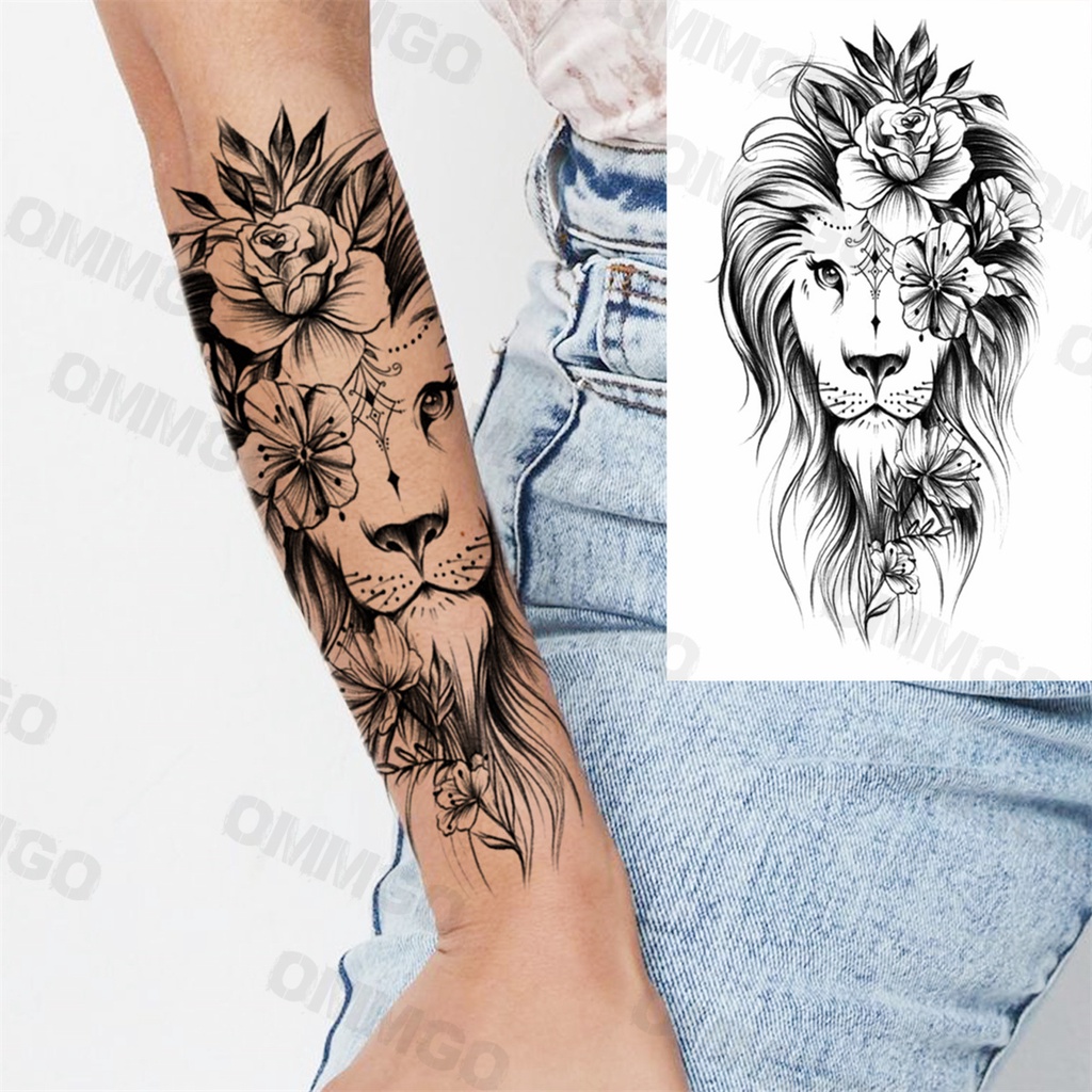 tatuagem leão com flores para mulheres