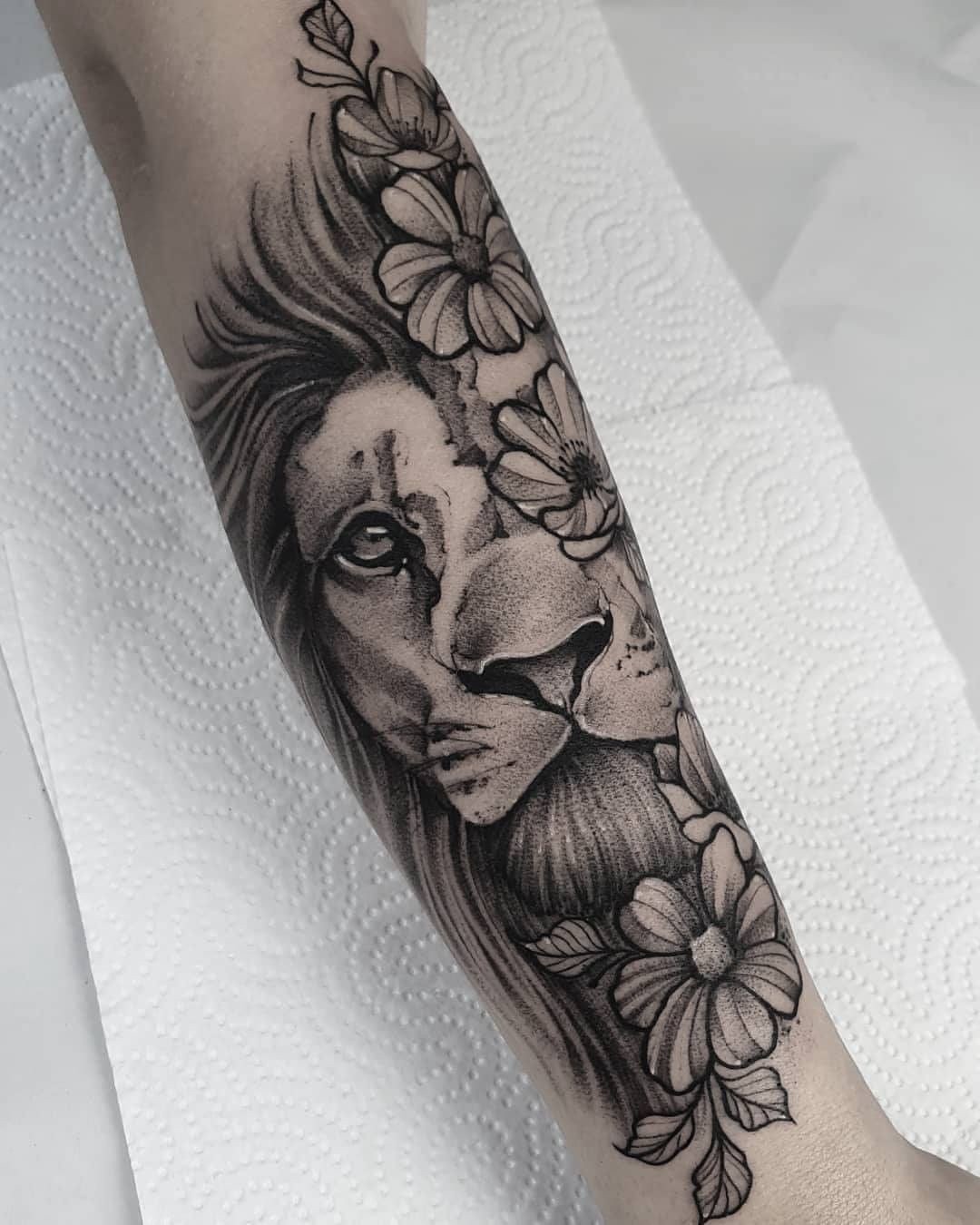 tatuagem leoa sombreada ou colorida antebraço feminino