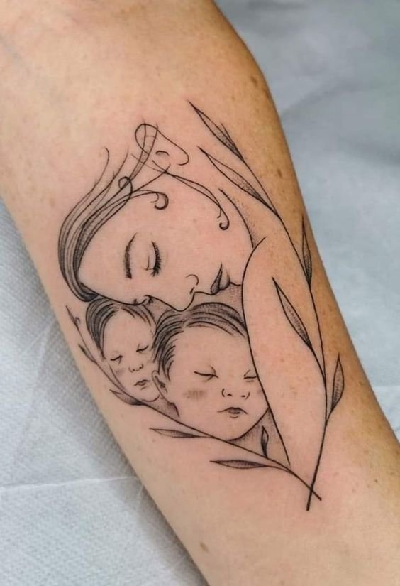 tatuagem mae e filho no braço