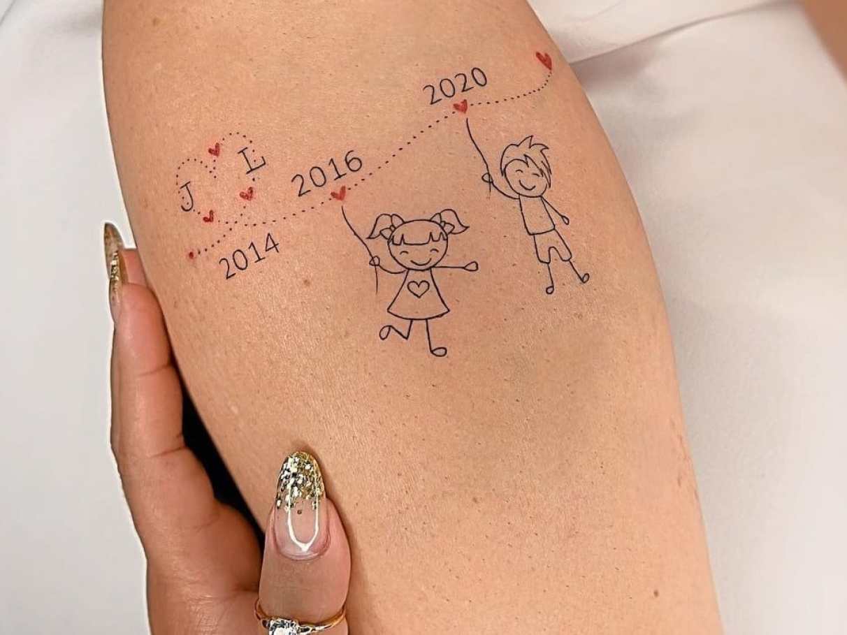 tatuagem mae e filho silhueta no antebraco