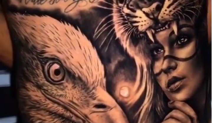 tatuagem simétrica barriga