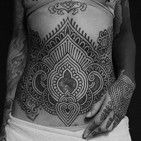 tatuagem floral barriga