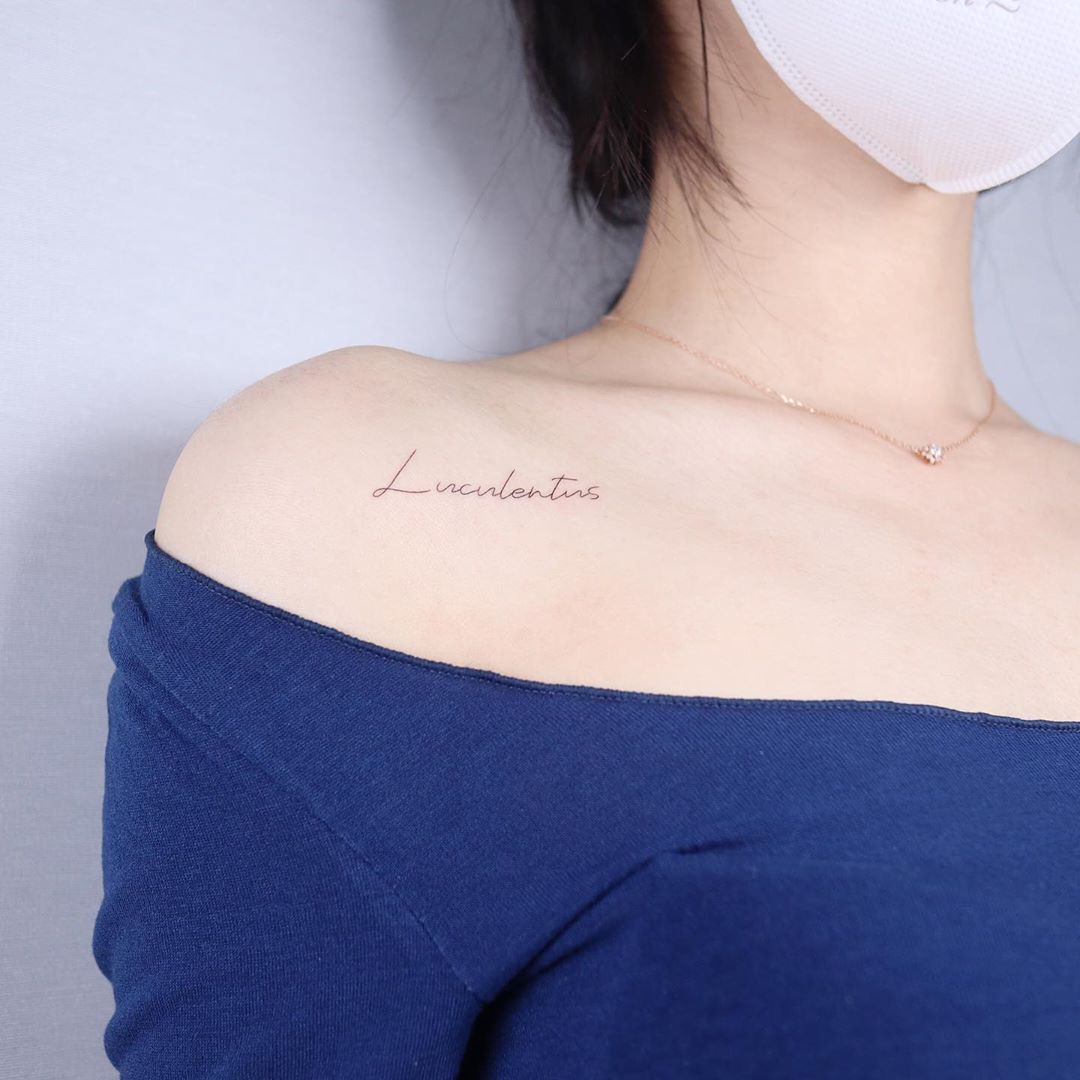 ideias de tatuagem na clavícula para mulheres