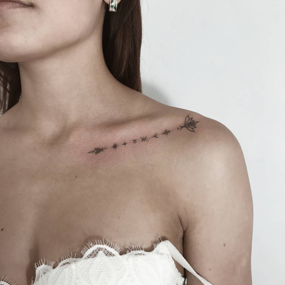 tatuagem de constelação na clavícula