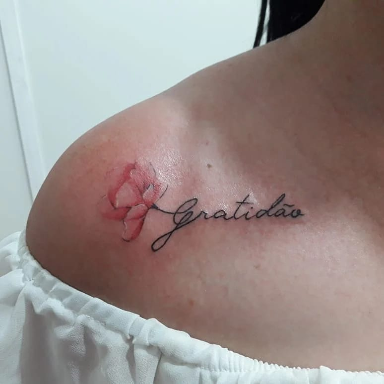 tatuagem de constelação na clavícula