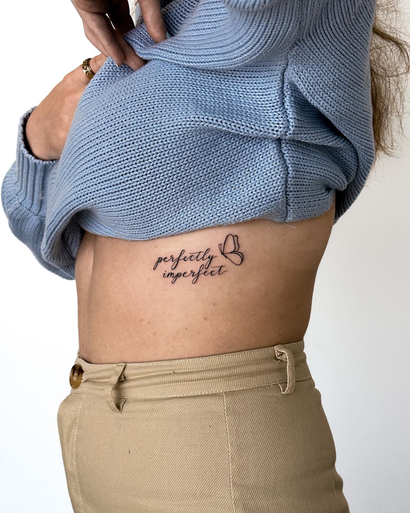 ideias de tatuagem na costela para mulheres
