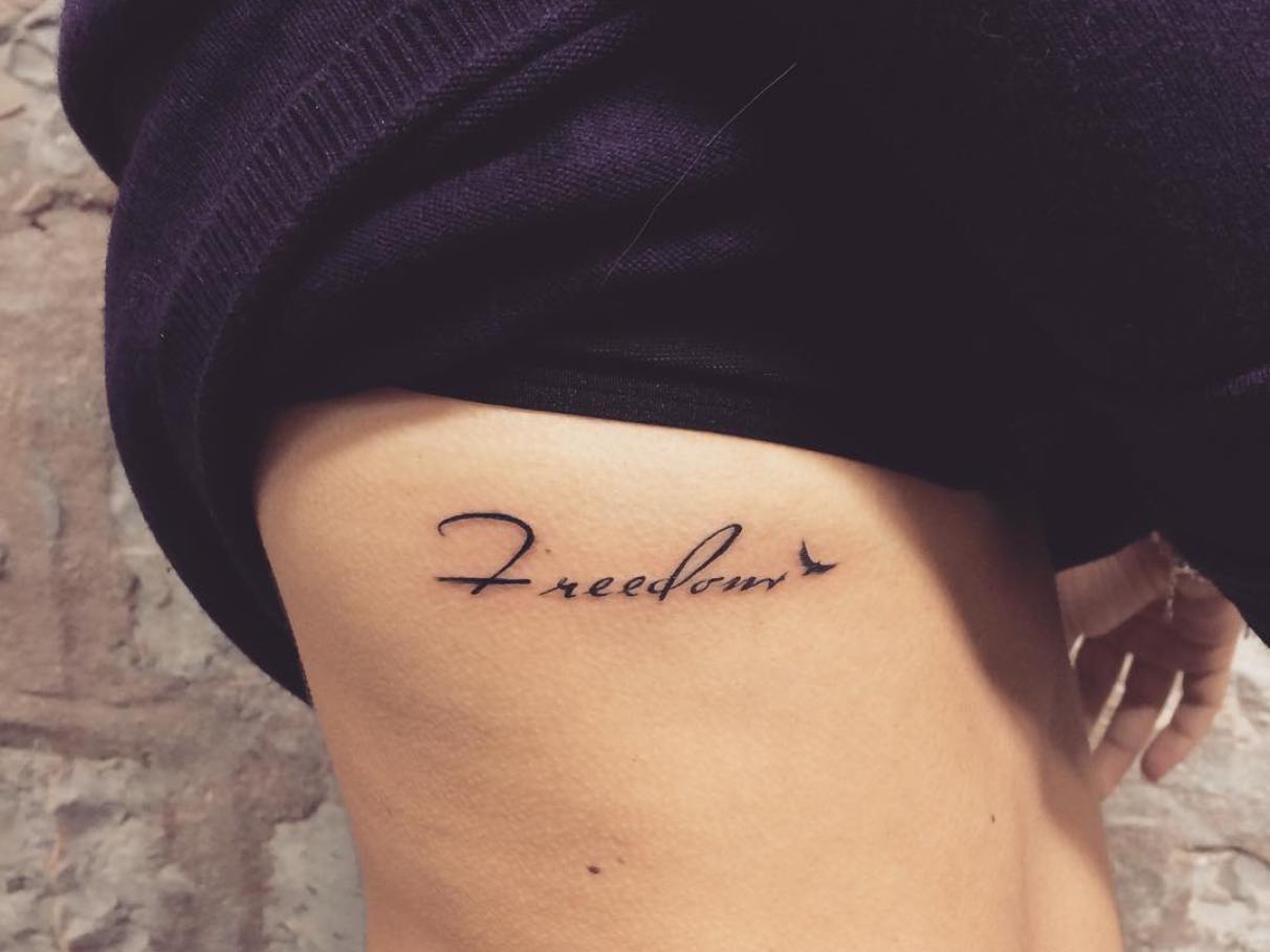 tatuagem delicada na costela fineline