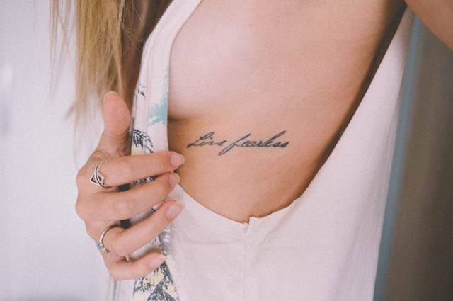 ideias de tatuagem na costela para mulheres