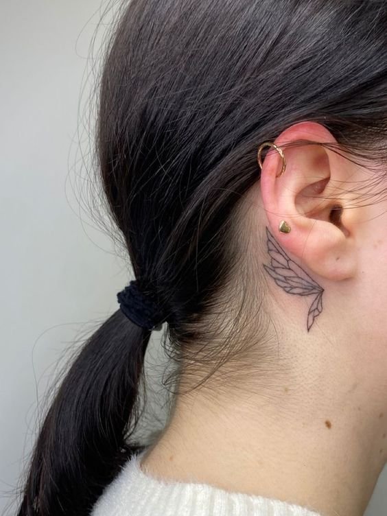 tatuagem de flor na hélice feminina