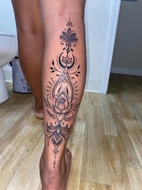 tatuagem na panturrilha feminina