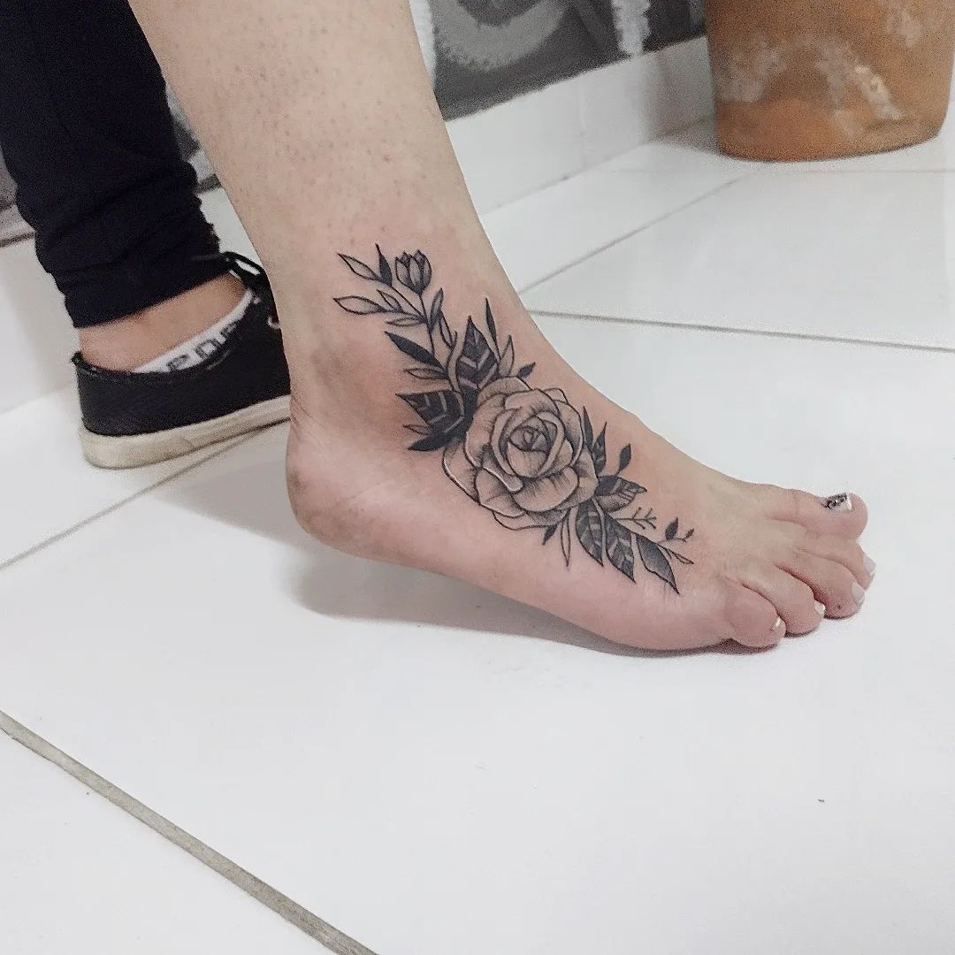 tatuagem de mandala na perna inteira