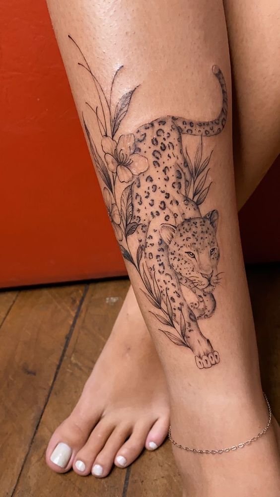 tatuagem na perna de mulher
