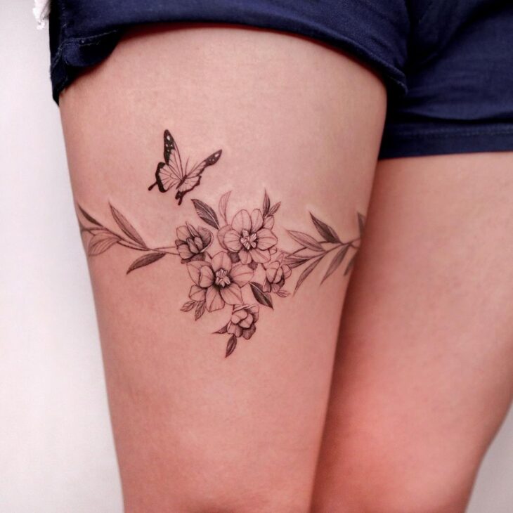 tatuagem minimalista perna feminina