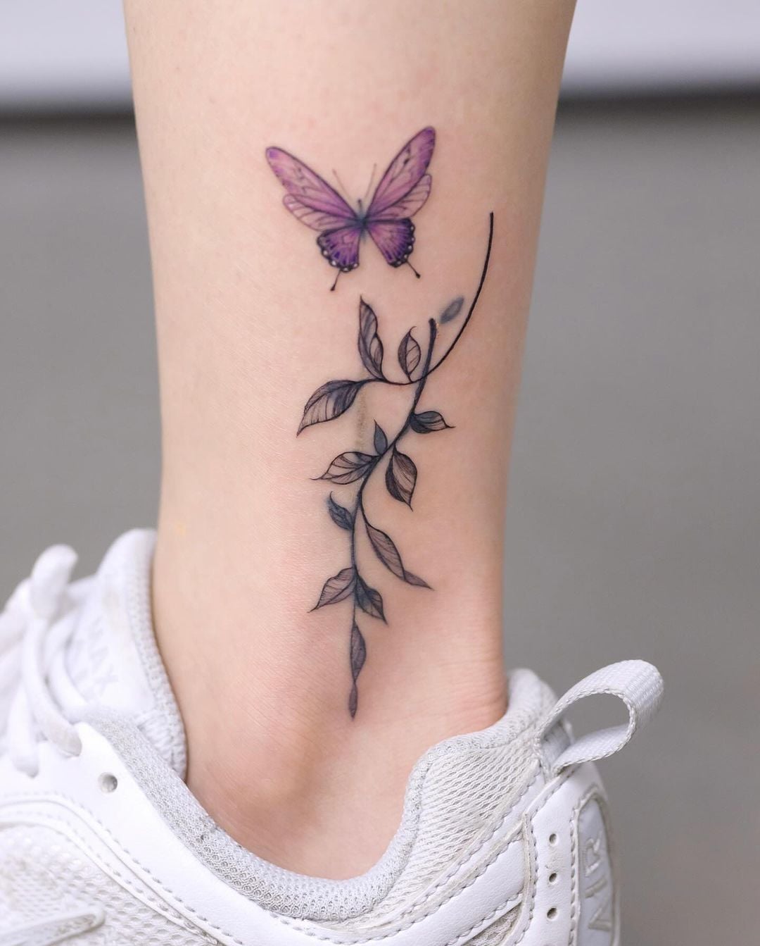 tatuagem minimalista perna feminina