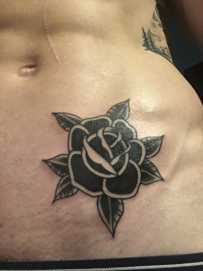 tatuagem fine line na virilha