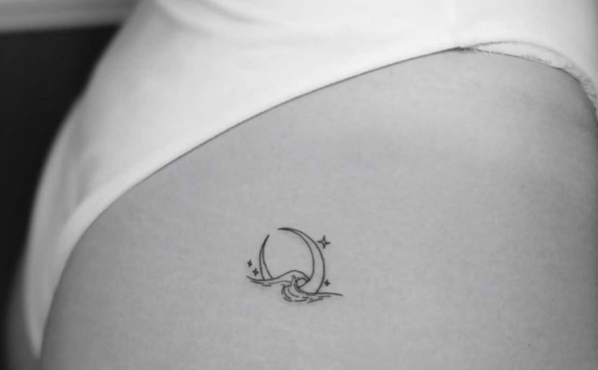 tatuagem de borboleta pequena no glúteo feminina