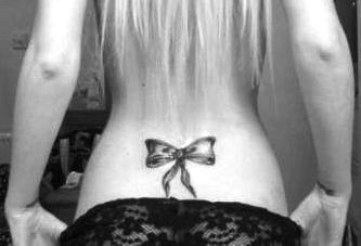 tatuagem no gluteo feminina pequena
