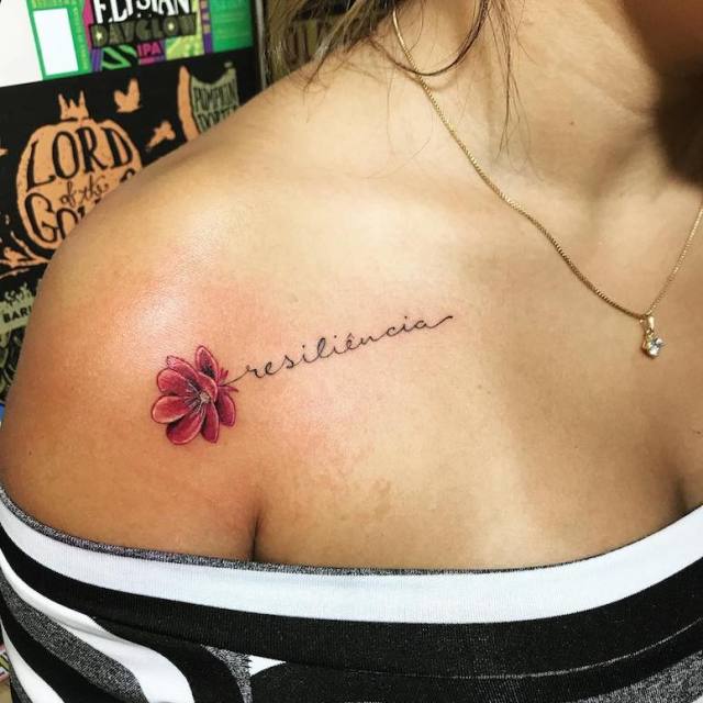 tatuagem de constelação no ombro feminino