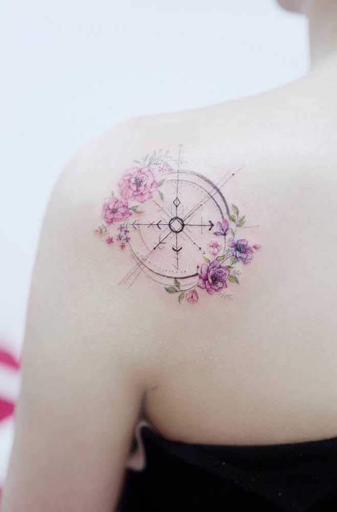 tatuagem de flor no ombro vs tatuagem de escrita no ombro