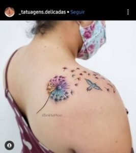 tatuagem de flor no ombro vs tatuagem de escrita no ombro