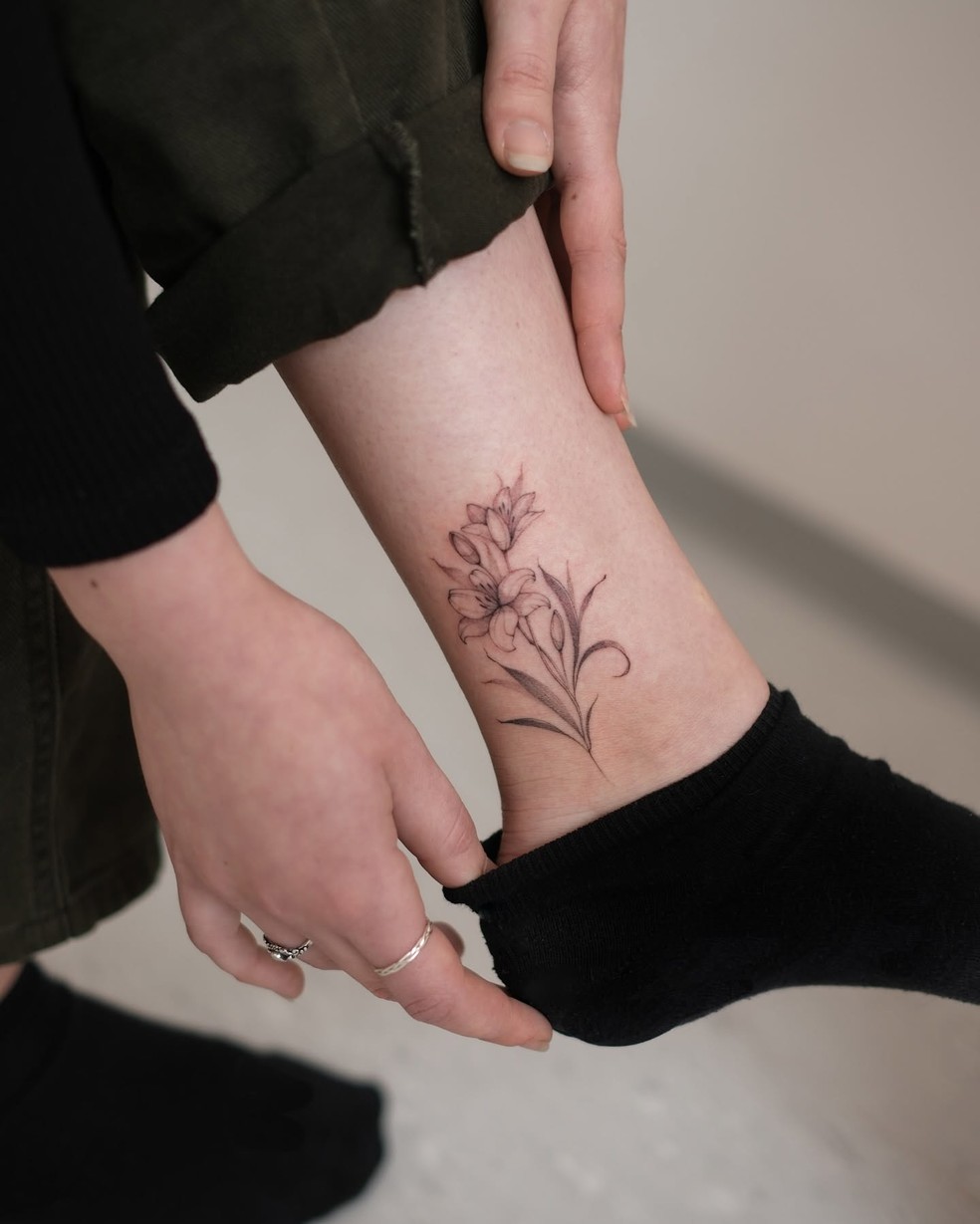 tatuagem no tornozelo delicada