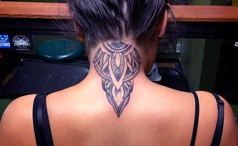 ideias tatuagem nuca feminina delicada