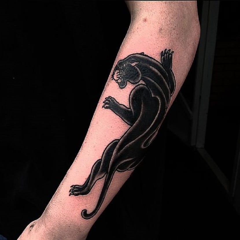 tatuagem pantera feminina pequena no pulso significado