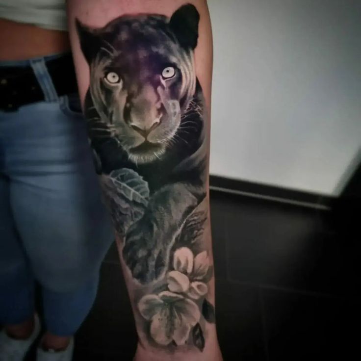 tatuagem pantera feminina vs tatuagem leoa feminina: qual escolher