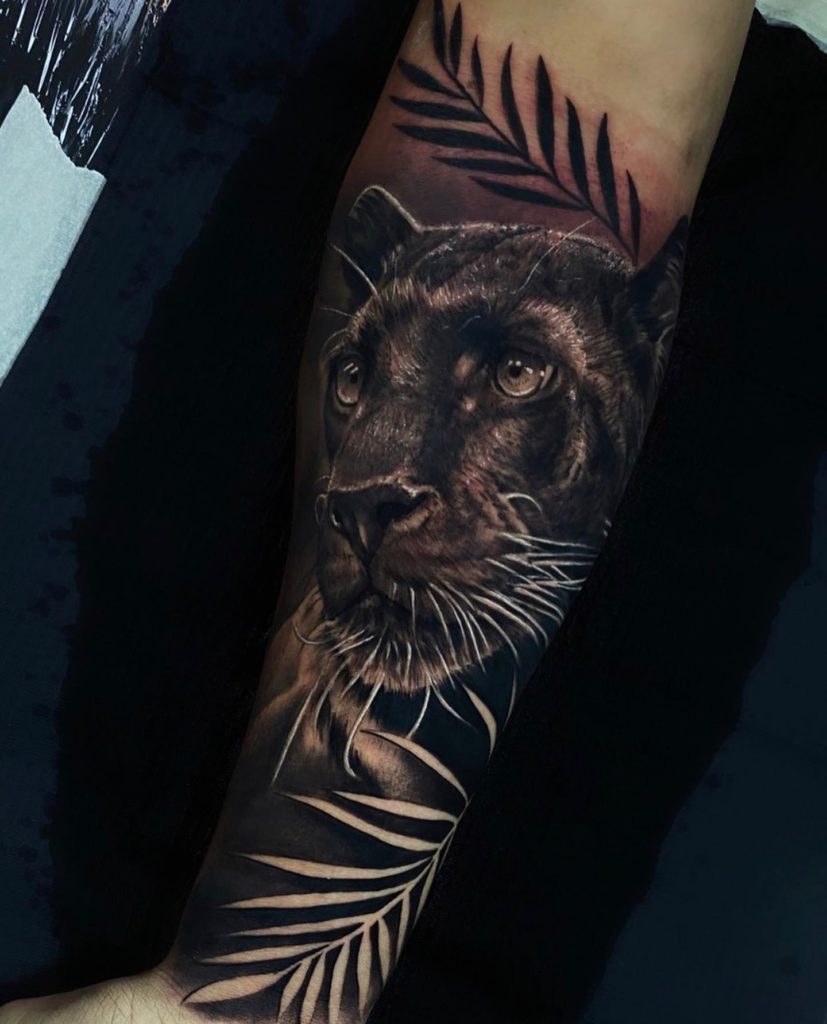 ideias criativas de tatuagem pantera feminina para inspiração