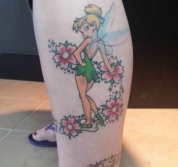 tatuagem borboleta fineline panturrilha