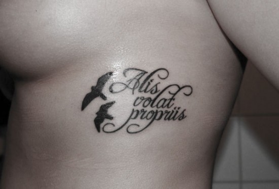 melhores estilos de tatuagem para cobrir nome antigo na costela