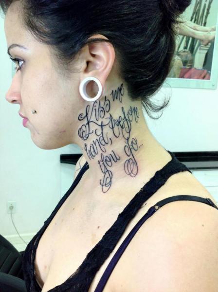 tatuagem pescoço nuca